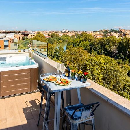 Penthouse With A Panoramic Rooftop In Trastevere With Seasonally Jacuzzi Rome Extérieur photo
