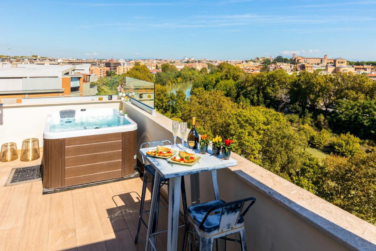 Penthouse With A Panoramic Rooftop In Trastevere With Seasonally Jacuzzi Rome Extérieur photo