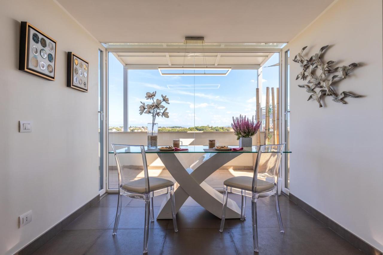 Penthouse With A Panoramic Rooftop In Trastevere With Seasonally Jacuzzi Rome Extérieur photo