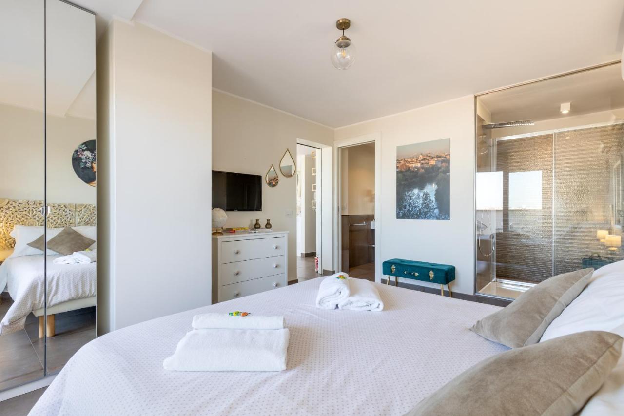Penthouse With A Panoramic Rooftop In Trastevere With Seasonally Jacuzzi Rome Extérieur photo
