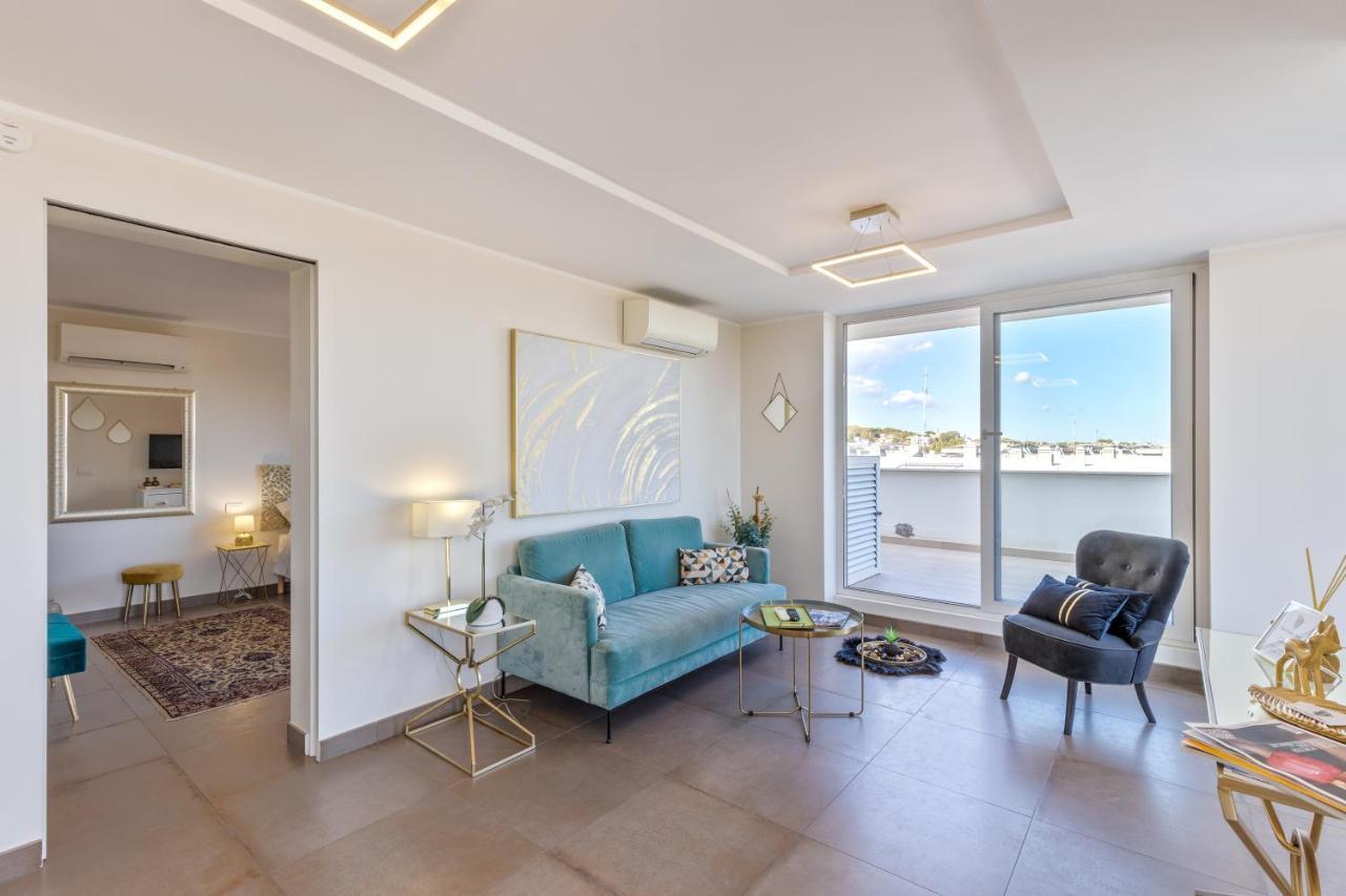 Penthouse With A Panoramic Rooftop In Trastevere With Seasonally Jacuzzi Rome Extérieur photo