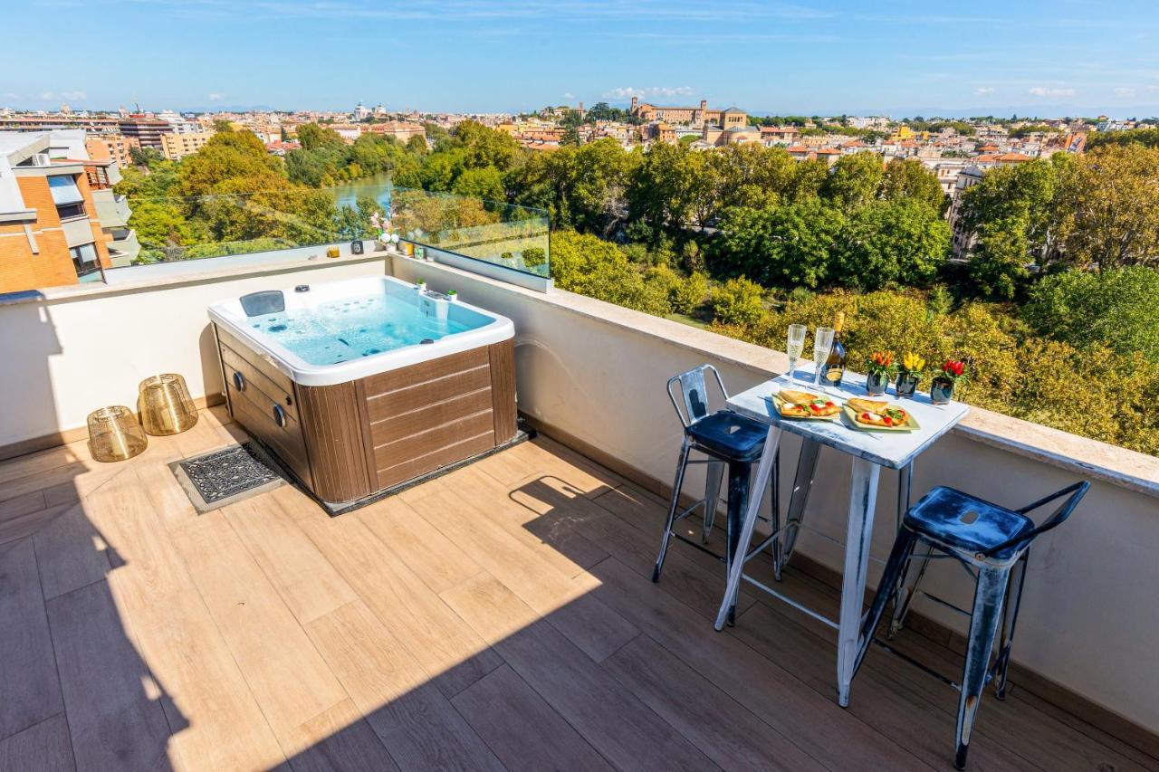 Penthouse With A Panoramic Rooftop In Trastevere With Seasonally Jacuzzi Rome Extérieur photo