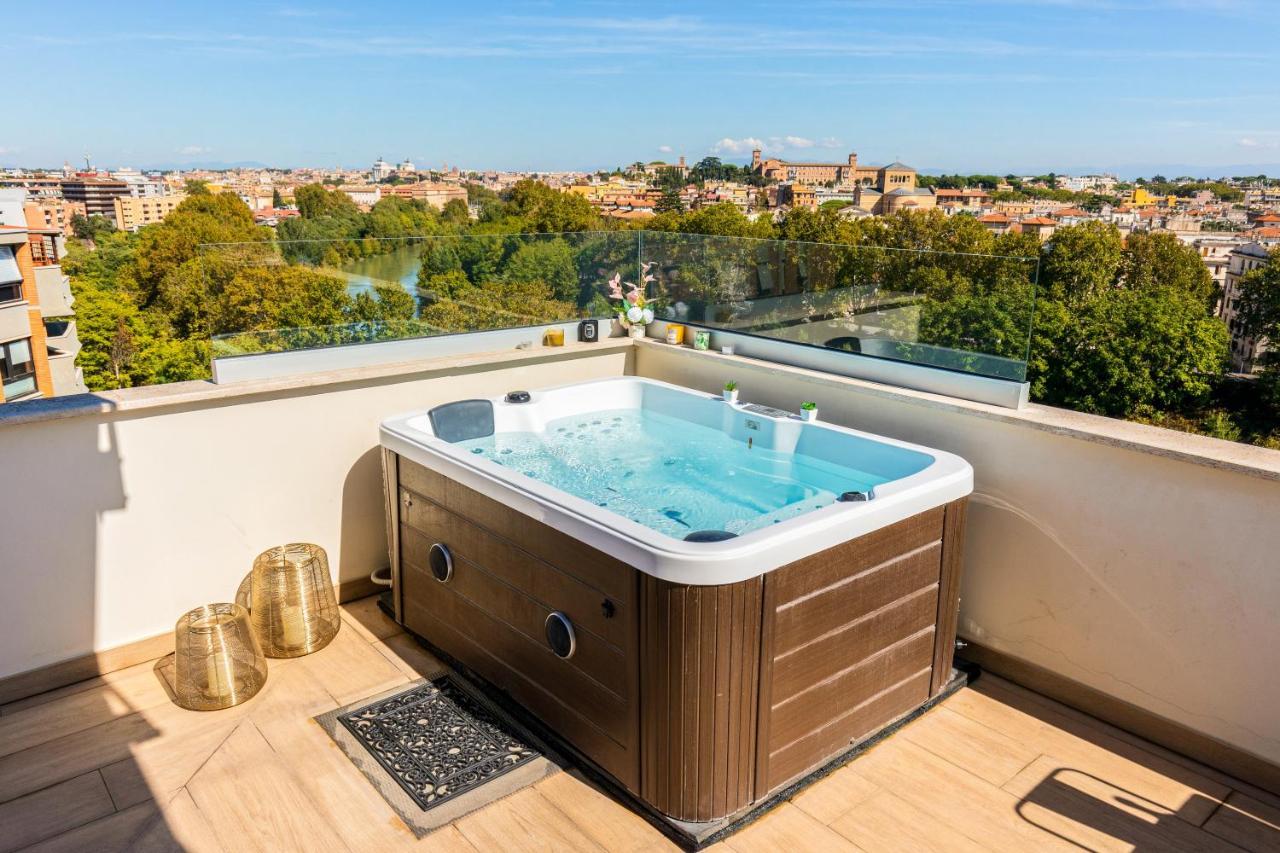 Penthouse With A Panoramic Rooftop In Trastevere With Seasonally Jacuzzi Rome Extérieur photo